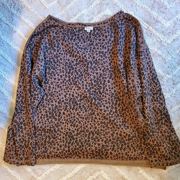 POL Reversable French Terry Leopard V Neck Top - Picture 4 of 5
